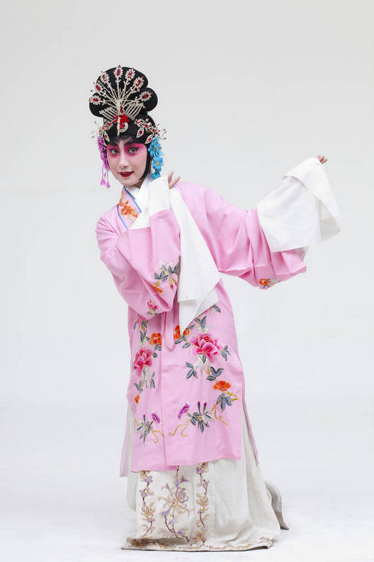 一个人,演员,竖图,彩色,白色背景,正面,化妆,北京,中国,亚洲,仅一个人,表演,艺术,造型,鲜艳,头饰,图片,注视,文化,脸谱,观察,看,站着,表情,竖,姿势,摄影,服饰,观看,动作,察看,关注,中国文化,戏剧,民族服饰,演出服,京剧,东亚,国粹,貂蝉,青衣,女人,中国人,年轻人,全身,影棚拍摄,化装,中国戏曲,传统文化,舞台妆,bj174