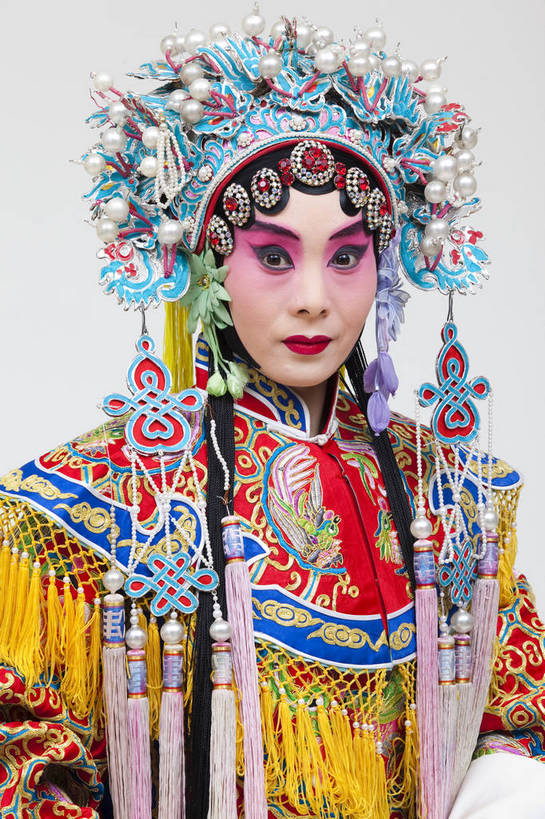 一个人,演员,竖图,彩色,白色背景,正面,化妆,北京,中国,亚洲,仅一个人,表演,艺术,造型,鲜艳,头饰,图片,注视,文化,脸谱,观察,看,站着,表情,竖,姿势,摄影,服饰,观看,动作,察看,关注,中国文化,戏剧,民族服饰,演出服,京剧,东亚,国粹,杨贵妃,青衣,女人,中国人,年轻人,半身,影棚拍摄,化装,中国戏曲,传统文化,舞台妆,bj174