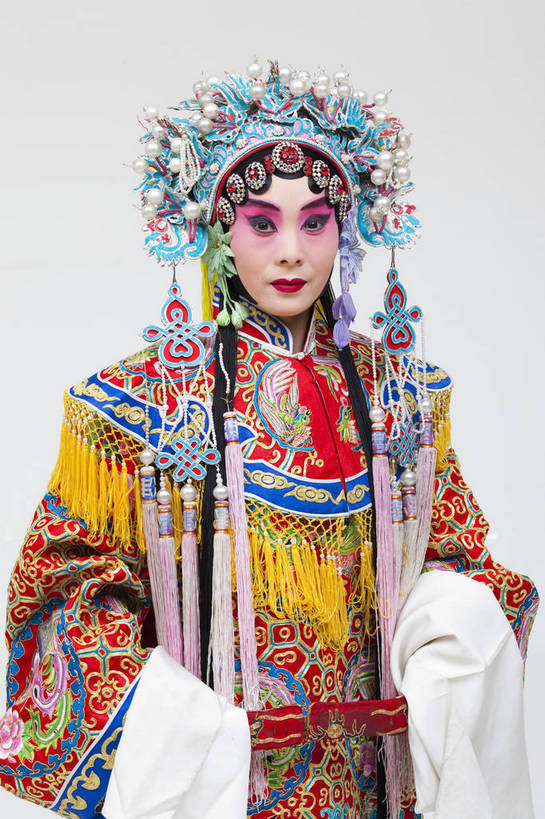 一个人,演员,竖图,彩色,白色背景,正面,化妆,北京,中国,亚洲,仅一个人,表演,艺术,造型,鲜艳,头饰,图片,注视,文化,脸谱,观察,看,站着,表情,竖,姿势,摄影,服饰,观看,动作,察看,关注,中国文化,戏剧,民族服饰,演出服,京剧,东亚,国粹,杨贵妃,青衣,女人,中国人,年轻人,半身,影棚拍摄,化装,中国戏曲,传统文化,舞台妆,bj174