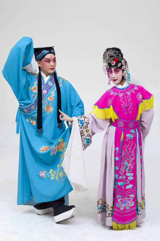 两个人,演员,竖图,彩色,白色背景,正面,化妆,北京,中国,亚洲,表演,艺术,造型,鲜艳,头饰,图片,注视,文化,脸谱,观察,看,站着,表情,竖,姿势,摄影,服饰,观看,动作,察看,生,关注,中国文化,戏剧,民族服饰,演出服,京剧,东亚,国粹,花旦,男人,女人,中国人,年轻人,全身,影棚拍摄,化装,中国戏曲,传统文化,舞台妆,角色,才子,张珙,张生,小生,bj174