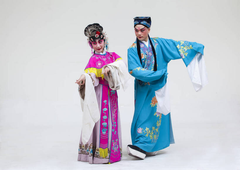 两个人,演员,横图,彩色,白色背景,正面,化妆,北京,中国,亚洲,表演,艺术,造型,鲜艳,头饰,图片,注视,文化,脸谱,观察,看,站着,表情,姿势,摄影,服饰,观看,动作,察看,生,关注,中国文化,戏剧,民族服饰,演出服,京剧,东亚,国粹,花旦,男人,女人,中国人,年轻人,全身,影棚拍摄,化装,中国戏曲,传统文化,舞台妆,角色,才子,张珙,张生,小生,bj174