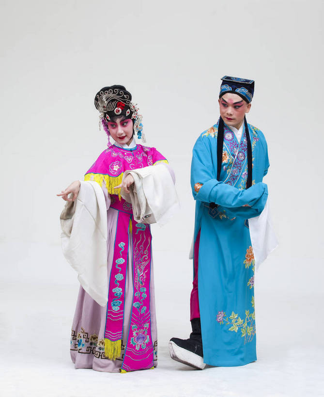 两个人,演员,竖图,彩色,白色背景,正面,化妆,北京,中国,亚洲,表演,艺术,造型,鲜艳,头饰,图片,注视,文化,脸谱,观察,看,站着,表情,竖,姿势,摄影,服饰,观看,动作,察看,生,关注,中国文化,戏剧,民族服饰,演出服,京剧,东亚,国粹,花旦,男人,女人,中国人,年轻人,全身,影棚拍摄,化装,中国戏曲,传统文化,舞台妆,角色,才子,张珙,张生,小生,bj174