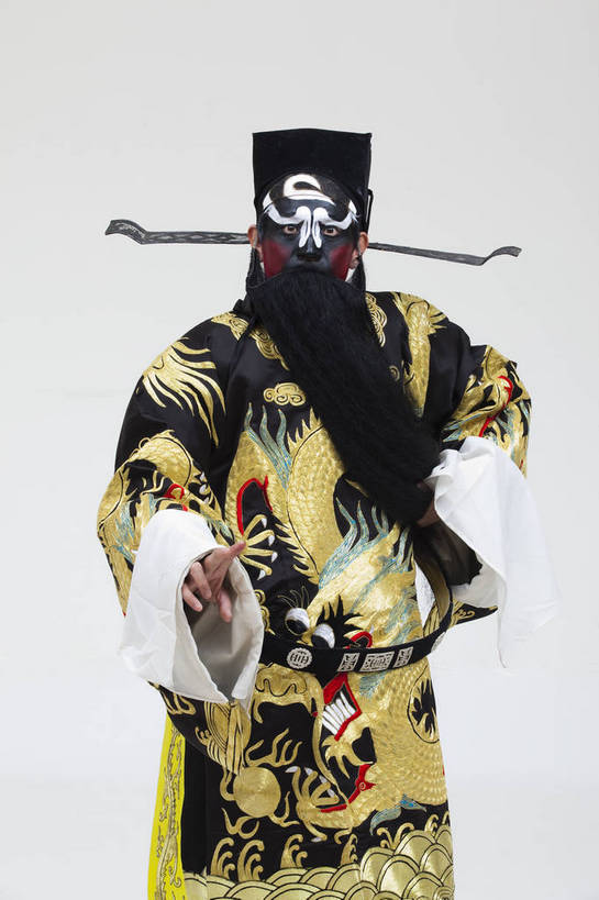 中年人,一个人,演员,竖图,彩色,白色背景,正面,化妆,北京,中国,亚洲,仅一个人,表演,艺术,造型,鲜艳,头饰,图片,注视,文化,脸谱,观察,看,站着,表情,竖,姿势,摄影,服饰,观看,动作,察看,关注,中国文化,戏剧,民族服饰,演出服,京剧,东亚,戏曲,国粹,包公,男人,中国人,全身,影棚拍摄,化装,中国戏曲,传统文化,舞台妆,角色,花脸,净,bj174