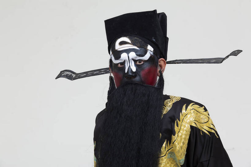 中年人,一个人,演员,横图,彩色,白色背景,正面,化妆,北京,中国,亚洲,仅一个人,表演,艺术,造型,鲜艳,头饰,图片,注视,文化,脸谱,观察,看,站着,表情,姿势,摄影,服饰,观看,动作,察看,关注,中国文化,戏剧,民族服饰,演出服,京剧,东亚,戏曲,国粹,包公,男人,中国人,半身,影棚拍摄,化装,中国戏曲,传统文化,舞台妆,角色,花脸,净,bj174