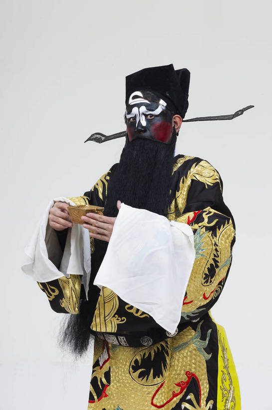 中年人,一个人,演员,竖图,彩色,白色背景,正面,化妆,北京,中国,亚洲,仅一个人,表演,艺术,造型,鲜艳,头饰,图片,注视,文化,脸谱,观察,看,站着,表情,竖,姿势,摄影,服饰,观看,动作,察看,关注,中国文化,戏剧,民族服饰,演出服,京剧,东亚,戏曲,国粹,包公,男人,中国人,半身,影棚拍摄,化装,中国戏曲,传统文化,舞台妆,角色,花脸,净,bj174