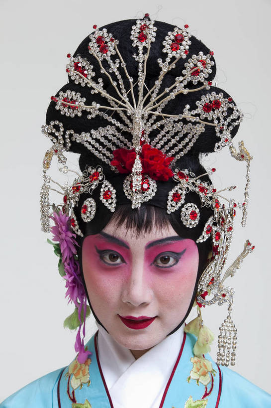 一个人,演员,竖图,彩色,白色背景,正面,化妆,北京,中国,亚洲,仅一个人,表演,艺术,造型,鲜艳,头饰,图片,注视,文化,脸谱,观察,看,站着,表情,竖,姿势,摄影,服饰,头像,观看,动作,察看,关注,中国文化,戏剧,民族服饰,演出服,京剧,东亚,国粹,貂蝉,青衣,女人,中国人,年轻人,影棚拍摄,化装,中国戏曲,传统文化,舞台妆,bj174