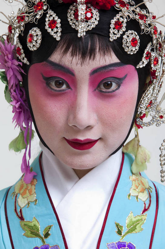 一个人,演员,竖图,彩色,白色背景,正面,化妆,北京,中国,亚洲,仅一个人,表演,艺术,造型,鲜艳,头饰,图片,注视,文化,脸谱,观察,看,站着,表情,竖,姿势,摄影,服饰,头像,观看,动作,察看,关注,中国文化,戏剧,民族服饰,演出服,京剧,东亚,国粹,貂蝉,青衣,女人,中国人,年轻人,影棚拍摄,化装,中国戏曲,传统文化,舞台妆,bj174