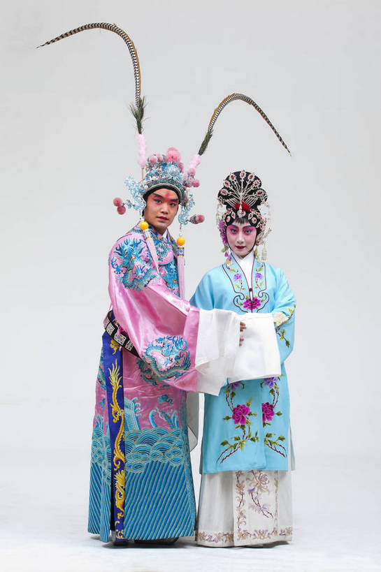 两个人,演员,竖图,彩色,白色背景,正面,化妆,北京,中国,亚洲,表演,艺术,造型,鲜艳,头饰,图片,注视,文化,脸谱,观察,看,站着,表情,竖,姿势,摄影,服饰,观看,武将,动作,察看,关注,中国文化,唱戏,戏剧,民族服饰,演出服,京剧,东亚,将军,国粹,貂蝉,青衣,男人,女人,中国人,年轻人,情侣,全身,影棚拍摄,化装,中国戏曲,武生,传统文化,舞台妆,吕布,吕奉先,bj174