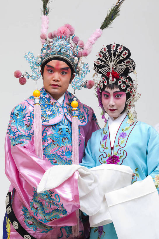 两个人,演员,竖图,彩色,白色背景,正面,化妆,北京,中国,亚洲,表演,艺术,造型,鲜艳,头饰,图片,注视,文化,脸谱,观察,看,站着,表情,竖,姿势,摄影,服饰,观看,武将,动作,察看,关注,中国文化,唱戏,戏剧,民族服饰,演出服,京剧,东亚,将军,国粹,貂蝉,青衣,男人,女人,中国人,年轻人,情侣,半身,影棚拍摄,化装,中国戏曲,武生,传统文化,舞台妆,吕布,吕奉先,bj174