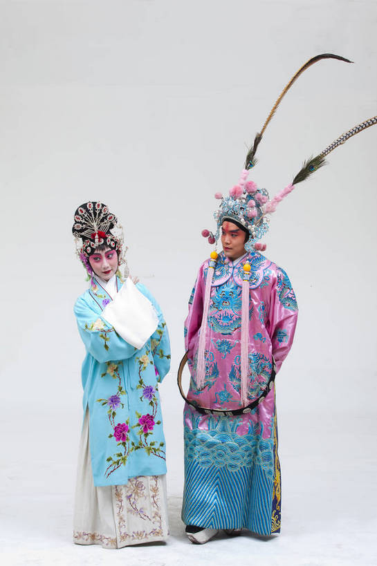 两个人,演员,竖图,彩色,白色背景,正面,化妆,北京,中国,亚洲,表演,艺术,造型,鲜艳,头饰,图片,注视,文化,脸谱,观察,看,站着,表情,竖,姿势,摄影,服饰,观看,武将,动作,察看,关注,中国文化,唱戏,戏剧,民族服饰,演出服,京剧,东亚,将军,国粹,貂蝉,青衣,男人,女人,中国人,年轻人,情侣,全身,影棚拍摄,化装,中国戏曲,武生,传统文化,舞台妆,吕布,吕奉先,bj174