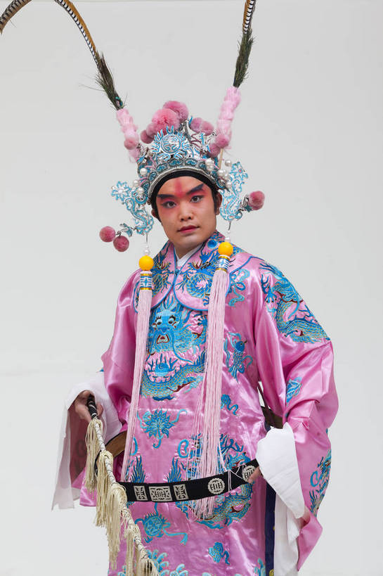 一个人,演员,竖图,彩色,白色背景,正面,化妆,北京,中国,亚洲,仅一个人,表演,艺术,造型,鲜艳,头饰,图片,注视,文化,脸谱,观察,看,站着,表情,竖,姿势,摄影,服饰,观看,武将,动作,察看,关注,中国文化,戏剧,民族服饰,演出服,京剧,东亚,将军,国粹,男人,中国人,年轻人,半身,影棚拍摄,化装,中国戏曲,武生,传统文化,舞台妆,吕布,吕奉先,bj174
