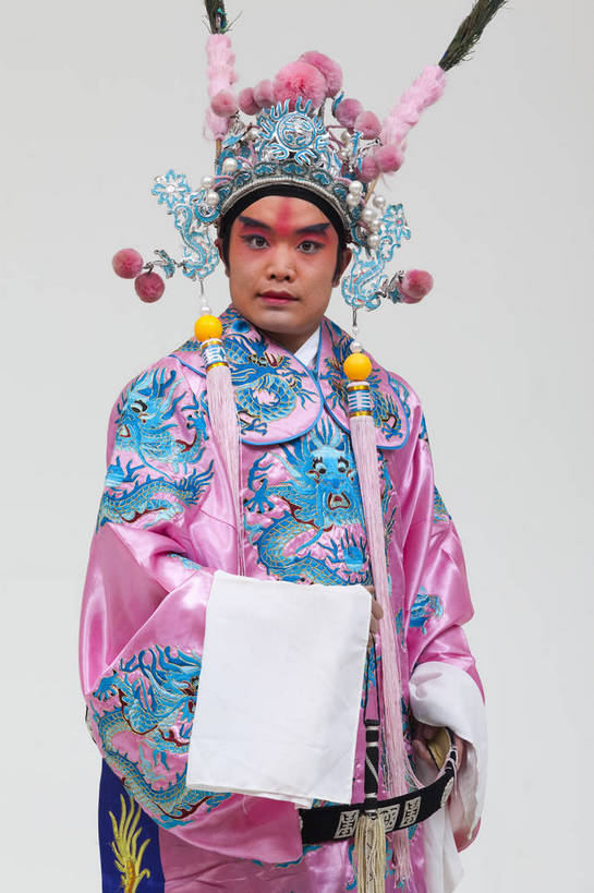 一个人,演员,竖图,彩色,白色背景,正面,化妆,北京,中国,亚洲,仅一个人,表演,艺术,造型,鲜艳,头饰,图片,注视,文化,脸谱,观察,看,站着,表情,竖,姿势,摄影,服饰,观看,武将,动作,察看,关注,中国文化,戏剧,民族服饰,演出服,京剧,东亚,将军,国粹,男人,中国人,年轻人,半身,影棚拍摄,化装,中国戏曲,武生,传统文化,舞台妆,吕布,吕奉先,bj174