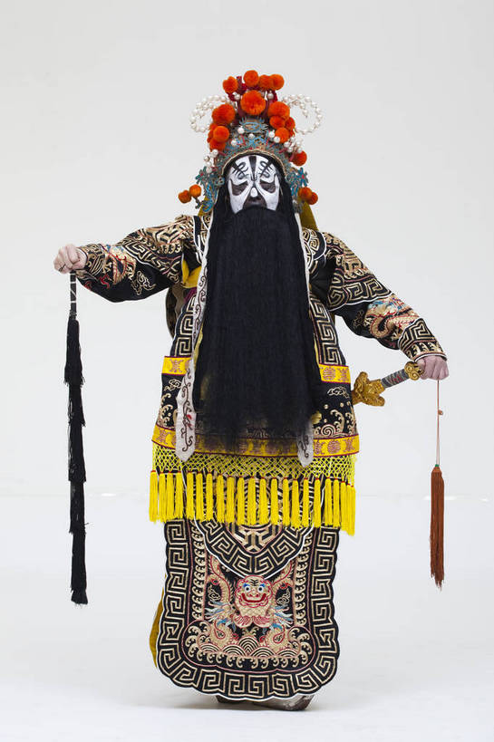 中年人,一个人,演员,竖图,彩色,白色背景,正面,化妆,北京,中国,亚洲,仅一个人,表演,艺术,造型,鲜艳,头饰,图片,注视,文化,脸谱,观察,看,站着,表情,姿势,摄影,服饰,观看,动作,察看,关注,中国文化,戏剧,民族服饰,演出服,京剧,东亚,戏曲,国粹,军事家,男人,中国人,全身,影棚拍摄,化装,西楚霸王,项籍,项羽,中国戏曲,传统文化,舞台妆,角色,花脸,净,bj174