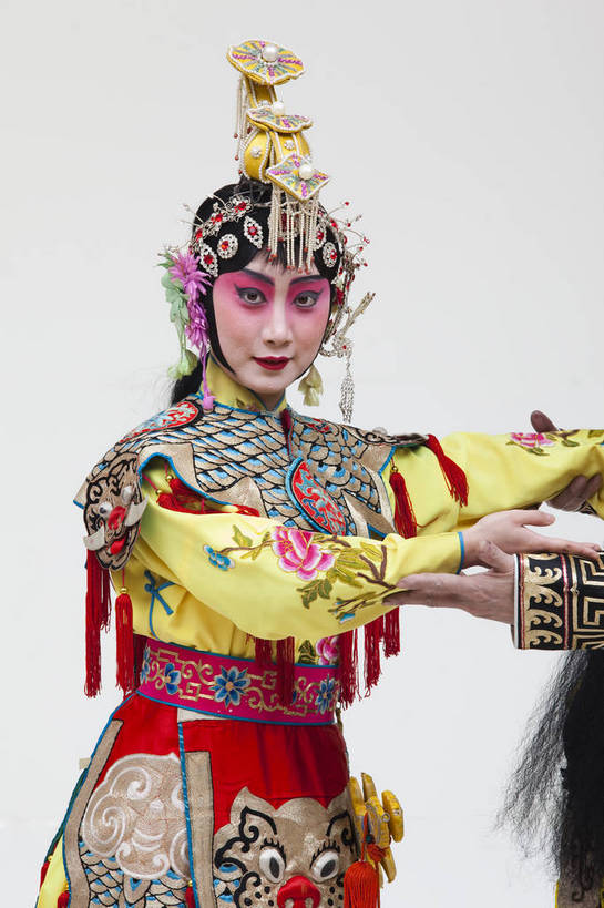 两个人,演员,竖图,彩色,白色背景,正面,化妆,北京,中国,亚洲,表演,艺术,造型,鲜艳,头饰,图片,注视,文化,脸谱,观察,看,站着,表情,竖,姿势,摄影,服饰,观看,动作,察看,关注,中国文化,唱戏,戏剧,民族服饰,演出服,京剧,东亚,戏曲,国粹,军事家,青衣,男人,女人,中国人,年轻人,情侣,半身,影棚拍摄,化装,西楚霸王,项籍,项羽,中国戏曲,传统文化,霸王别姬,虞姬,舞台妆,角色,花脸,净,bj174