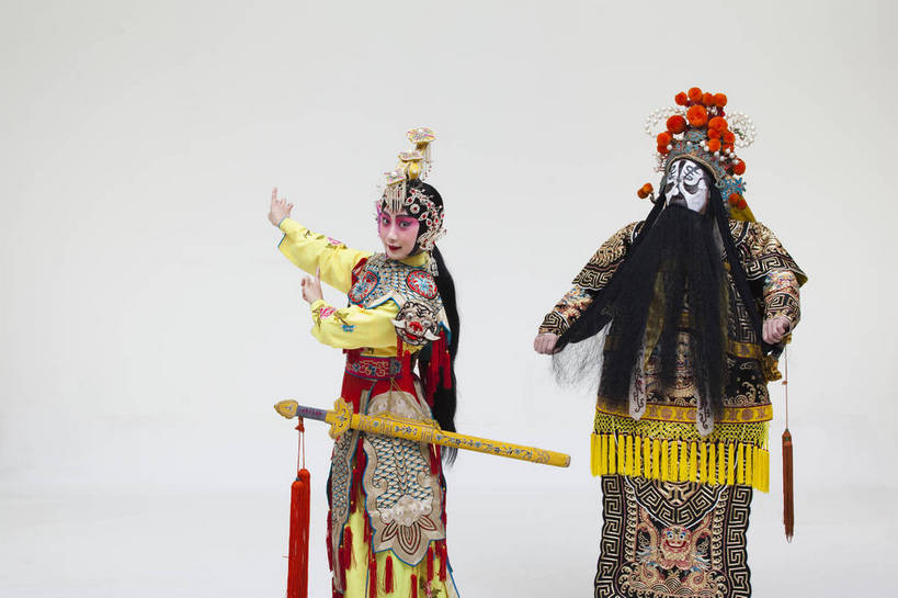 两个人,演员,横图,彩色,白色背景,正面,化妆,北京,中国,亚洲,表演,艺术,造型,鲜艳,头饰,图片,注视,文化,脸谱,观察,看,站着,表情,姿势,摄影,服饰,观看,动作,察看,关注,中国文化,唱戏,戏剧,民族服饰,演出服,京剧,东亚,戏曲,国粹,军事家,青衣,男人,女人,中国人,年轻人,情侣,半身,影棚拍摄,化装,西楚霸王,项籍,项羽,中国戏曲,传统文化,霸王别姬,虞姬,舞台妆,角色,花脸,净,bj174