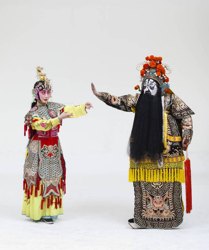 两个人,演员,竖图,彩色,白色背景,正面,化妆,北京,中国,亚洲,表演,艺术,造型,鲜艳,头饰,图片,注视,文化,脸谱,观察,看,站着,表情,竖,姿势,摄影,服饰,观看,动作,察看,关注,中国文化,唱戏,戏剧,民族服饰,演出服,京剧,东亚,戏曲,国粹,军事家,青衣,男人,女人,中国人,年轻人,情侣,全身,影棚拍摄,化装,西楚霸王,项籍,项羽,中国戏曲,传统文化,霸王别姬,虞姬,舞台妆,角色,花脸,净,bj174