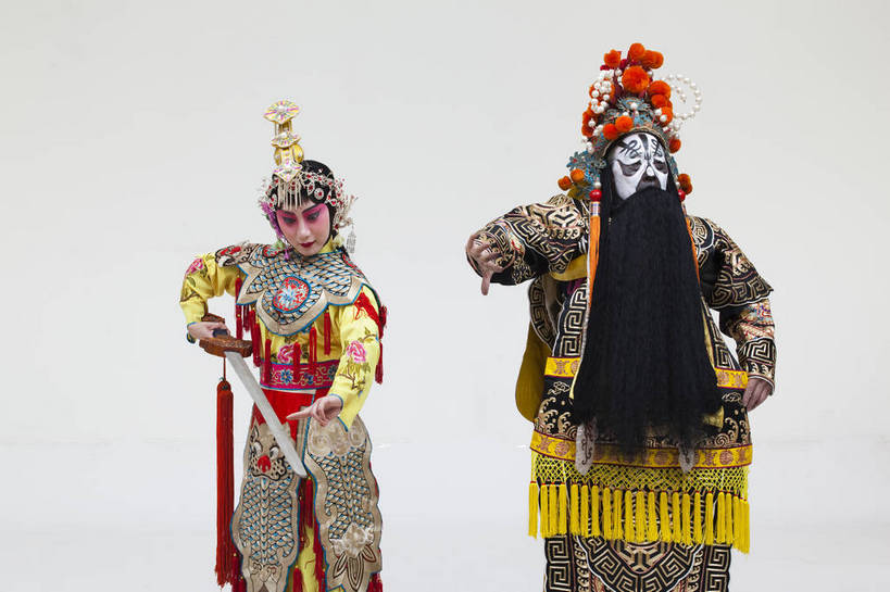 两个人,演员,横图,彩色,白色背景,正面,化妆,北京,中国,亚洲,表演,艺术,造型,鲜艳,头饰,图片,注视,文化,脸谱,观察,看,站着,表情,姿势,摄影,服饰,观看,动作,察看,关注,中国文化,唱戏,戏剧,民族服饰,演出服,京剧,东亚,戏曲,国粹,军事家,青衣,男人,女人,中国人,年轻人,情侣,半身,影棚拍摄,化装,西楚霸王,项籍,项羽,中国戏曲,传统文化,霸王别姬,虞姬,舞台妆,角色,花脸,净,bj174