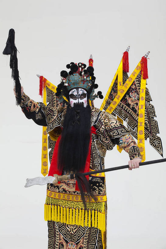 中年人,一个人,演员,竖图,彩色,白色背景,正面,化妆,北京,中国,亚洲,仅一个人,表演,艺术,造型,鲜艳,头饰,图片,注视,文化,脸谱,观察,看,站着,表情,竖,姿势,摄影,服饰,观看,动作,察看,关注,中国文化,戏剧,民族服饰,演出服,京剧,东亚,戏曲,国粹,男人,中国人,半身,影棚拍摄,化装,张飞,中国戏曲,传统文化,舞台妆,角色,花脸,净,bj174