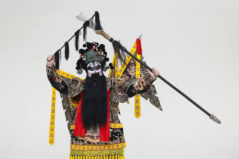 中年人,一个人,演员,横图,彩色,白色背景,正面,化妆,北京,中国,亚洲,仅一个人,表演,艺术,造型,鲜艳,头饰,图片,注视,文化,脸谱,观察,看,站着,表情,姿势,摄影,服饰,观看,动作,察看,关注,中国文化,戏剧,民族服饰,演出服,京剧,东亚,戏曲,国粹,男人,中国人,半身,影棚拍摄,化装,张飞,中国戏曲,传统文化,舞台妆,角色,花脸,净,bj174