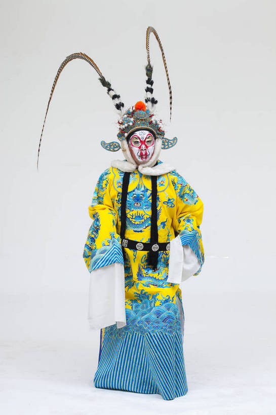 中年人,一个人,演员,竖图,彩色,白色背景,正面,化妆,北京,中国,亚洲,仅一个人,表演,艺术,造型,鲜艳,头饰,图片,注视,文化,脸谱,观察,看,站着,表情,竖,姿势,摄影,服饰,观看,动作,察看,关注,中国文化,戏剧,民族服饰,演出服,京剧,东亚,国粹,美猴王,男人,中国人,全身,影棚拍摄,化装,中国戏曲,武生,传统文化,舞台妆,bj174