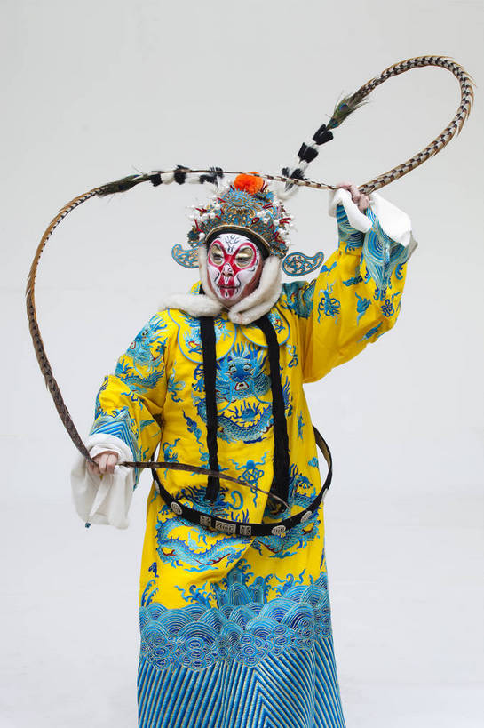 中年人,一个人,演员,竖图,彩色,白色背景,正面,化妆,北京,中国,亚洲,仅一个人,表演,艺术,造型,鲜艳,头饰,图片,注视,文化,脸谱,观察,看,站着,表情,竖,姿势,摄影,服饰,观看,动作,察看,关注,中国文化,戏剧,民族服饰,演出服,京剧,东亚,国粹,美猴王,男人,中国人,全身,影棚拍摄,化装,中国戏曲,武生,传统文化,舞台妆,bj174