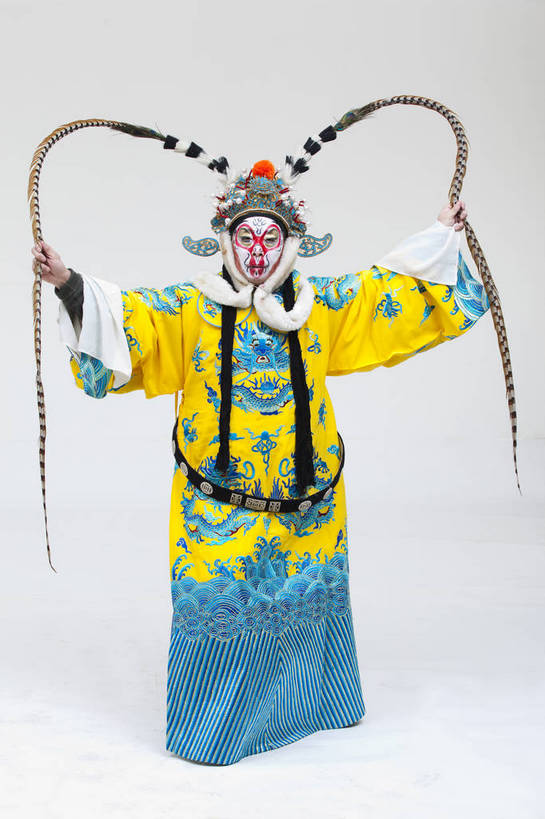 中年人,一个人,演员,竖图,彩色,白色背景,正面,化妆,北京,中国,亚洲,仅一个人,表演,艺术,造型,鲜艳,头饰,图片,注视,文化,脸谱,观察,看,站着,表情,竖,姿势,摄影,服饰,观看,动作,察看,关注,中国文化,戏剧,民族服饰,演出服,京剧,东亚,国粹,美猴王,男人,中国人,全身,影棚拍摄,化装,中国戏曲,武生,传统文化,舞台妆,bj174