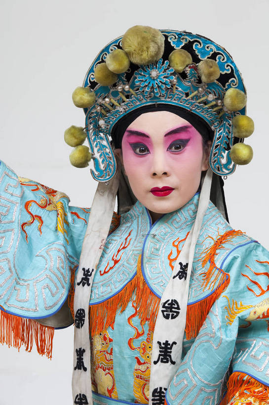 一个人,演员,竖图,彩色,白色背景,正面,化妆,北京,中国,亚洲,仅一个人,表演,艺术,造型,鲜艳,头饰,图片,注视,文化,脸谱,观察,看,站着,表情,竖,姿势,摄影,服饰,观看,动作,察看,关注,中国文化,戏剧,民族服饰,演出服,京剧,东亚,国粹,花木兰,女人,中国人,年轻人,半身,影棚拍摄,化装,中国戏曲,传统文化,舞台妆,刀马旦,bj174