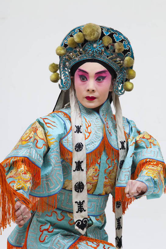 一个人,演员,竖图,彩色,白色背景,正面,化妆,北京,中国,亚洲,仅一个人,表演,艺术,造型,鲜艳,头饰,图片,注视,文化,脸谱,观察,看,站着,表情,竖,姿势,摄影,服饰,观看,动作,察看,关注,中国文化,戏剧,民族服饰,演出服,京剧,东亚,国粹,花木兰,女人,中国人,年轻人,半身,影棚拍摄,化装,中国戏曲,传统文化,舞台妆,刀马旦,bj174