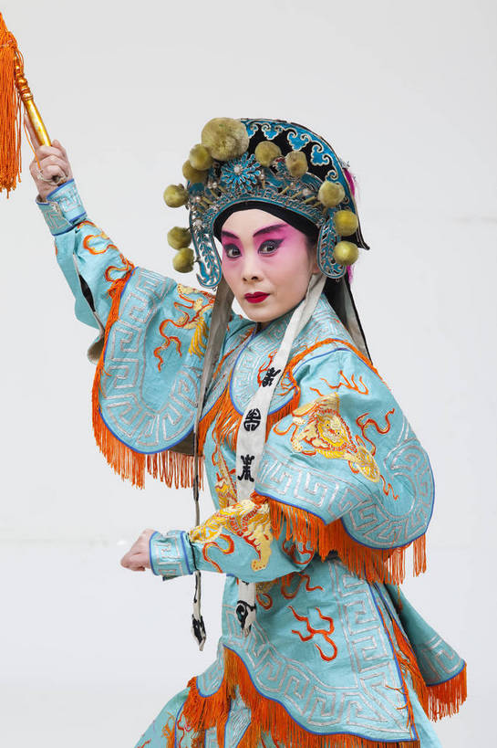 一个人,演员,竖图,彩色,白色背景,正面,化妆,北京,中国,亚洲,仅一个人,表演,艺术,造型,鲜艳,头饰,图片,注视,文化,脸谱,观察,看,站着,表情,竖,姿势,摄影,服饰,观看,动作,察看,关注,中国文化,戏剧,民族服饰,演出服,京剧,东亚,国粹,花木兰,女人,中国人,年轻人,半身,影棚拍摄,化装,中国戏曲,传统文化,舞台妆,刀马旦,bj174