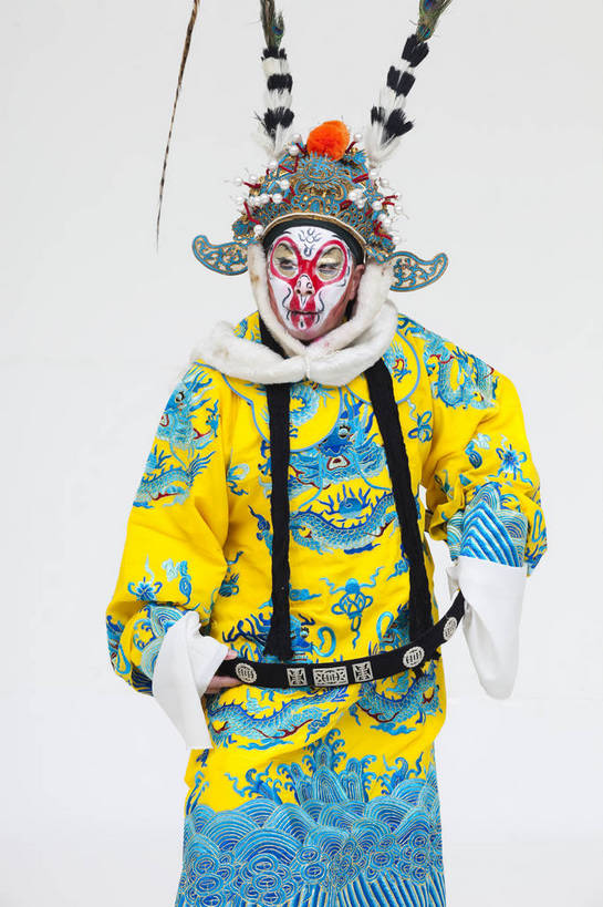中年人,一个人,演员,竖图,彩色,白色背景,正面,化妆,北京,中国,亚洲,仅一个人,表演,艺术,造型,鲜艳,头饰,图片,注视,文化,脸谱,观察,看,站着,表情,竖,姿势,摄影,服饰,观看,动作,察看,关注,中国文化,戏剧,民族服饰,演出服,京剧,东亚,国粹,美猴王,男人,中国人,半身,影棚拍摄,化装,中国戏曲,武生,传统文化,舞台妆,bj174