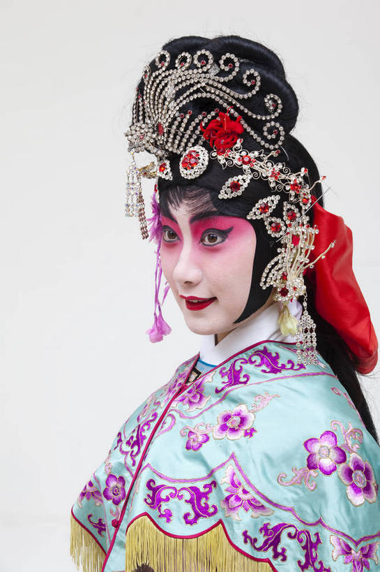 一个人,演员,竖图,彩色,白色背景,正面,化妆,北京,中国,亚洲,仅一个人,表演,艺术,造型,鲜艳,头饰,图片,注视,文化,脸谱,观察,看,站着,表情,竖,姿势,摄影,服饰,观看,动作,察看,关注,中国文化,戏剧,民族服饰,演出服,京剧,东亚,国粹,花旦,女人,中国人,年轻人,半身,影棚拍摄,化装,中国戏曲,传统文化,舞台妆,bj174