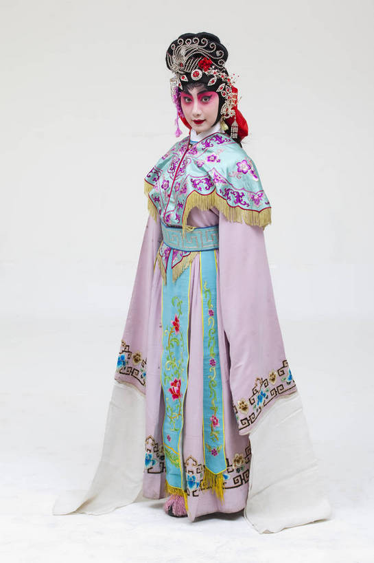 一个人,演员,竖图,彩色,白色背景,正面,化妆,北京,中国,亚洲,仅一个人,表演,艺术,造型,鲜艳,头饰,图片,注视,文化,脸谱,观察,看,站着,表情,竖,姿势,摄影,服饰,观看,动作,察看,关注,中国文化,戏剧,民族服饰,演出服,京剧,东亚,国粹,花旦,女人,中国人,年轻人,全身,影棚拍摄,化装,中国戏曲,传统文化,舞台妆,bj174