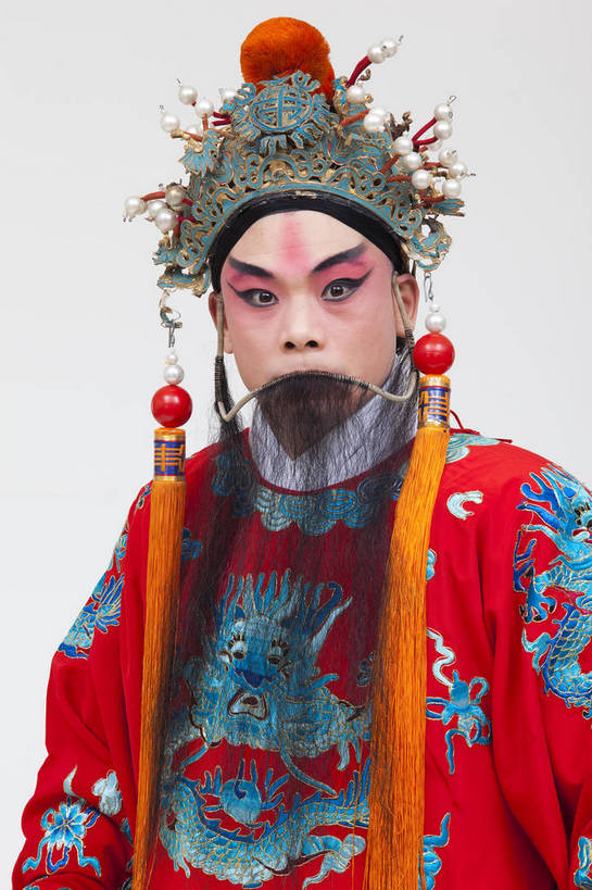 中年人,一个人,演员,竖图,彩色,白色背景,正面,化妆,北京,中国,亚洲,仅一个人,表演,艺术,造型,鲜艳,头饰,图片,注视,文化,脸谱,观察,看,站着,表情,竖,姿势,摄影,服饰,观看,动作,察看,关注,中国文化,戏剧,民族服饰,演出服,京剧,东亚,戏曲,国粹,刘备,男人,中国人,半身,影棚拍摄,化装,中国戏曲,传统文化,舞台妆,角色,老生,须生,正生,bj174