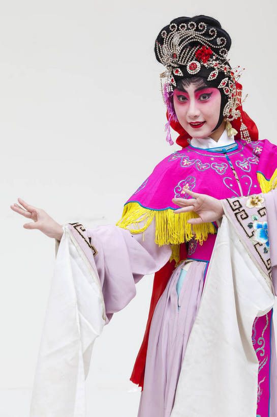一个人,演员,竖图,彩色,白色背景,正面,化妆,北京,中国,亚洲,仅一个人,表演,艺术,造型,鲜艳,头饰,图片,注视,文化,脸谱,观察,看,站着,表情,竖,姿势,摄影,服饰,观看,动作,察看,关注,中国文化,戏剧,民族服饰,演出服,京剧,东亚,国粹,花旦,女人,中国人,年轻人,半身,影棚拍摄,化装,中国戏曲,传统文化,舞台妆,bj174