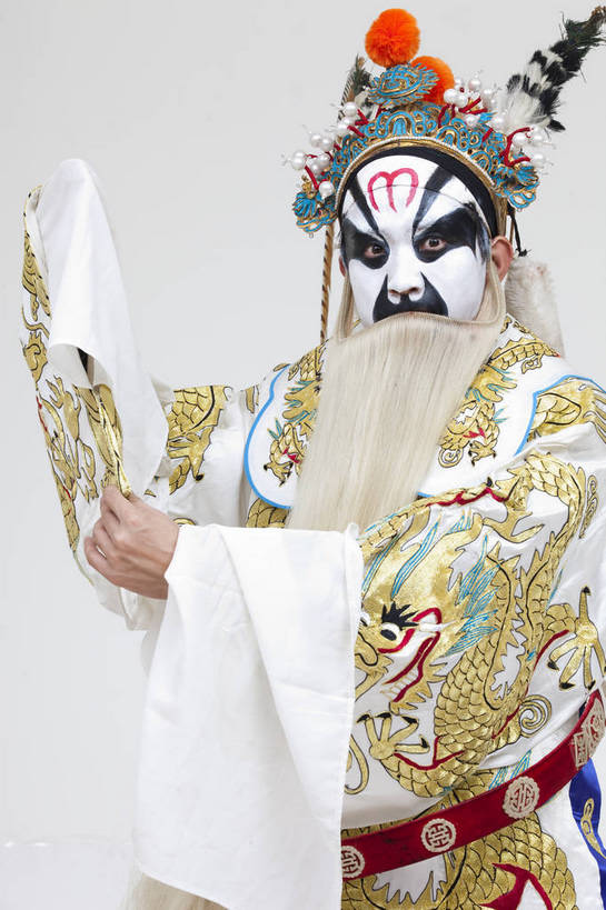 中年人,一个人,演员,竖图,彩色,白色背景,正面,化妆,北京,中国,亚洲,仅一个人,表演,神话,艺术,造型,鲜艳,头饰,图片,注视,文化,脸谱,观察,看,站着,表情,竖,姿势,摄影,龙王,服饰,观看,动作,神仙,察看,关注,中国文化,戏剧,传说,民族服饰,演出服,京剧,东亚,戏曲,国粹,中国神话,男人,中国人,半身,影棚拍摄,化装,中国戏曲,传统文化,舞台妆,角色,花脸,净,bj174
