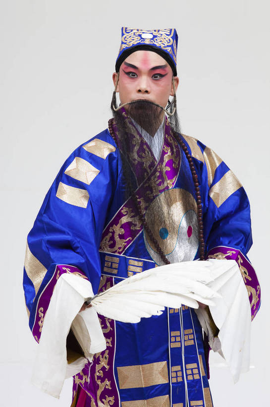 中年人,一个人,演员,竖图,彩色,白色背景,正面,化妆,北京,中国,亚洲,仅一个人,表演,艺术,造型,鲜艳,头饰,图片,注视,文化,脸谱,观察,看,站着,表情,竖,姿势,摄影,服饰,观看,动作,察看,关注,中国文化,戏剧,民族服饰,演出服,京剧,东亚,戏曲,国粹,诸葛亮,男人,中国人,半身,影棚拍摄,化装,中国戏曲,传统文化,舞台妆,角色,老生,须生,正生,bj174