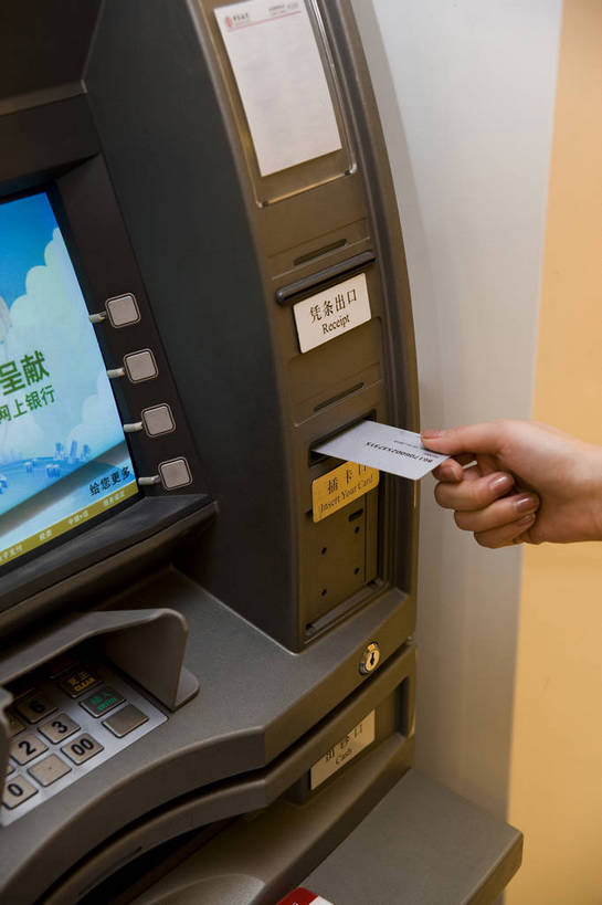 东方人,手,一个人,商店,站,竖图,彩色,室内,特写,白天,侧面,时尚,快乐,纯洁,消费,取款机,商场,北京,中国,亚洲,仅一个女性,仅一个人,局部,图片,首都,顾客,休闲,活力,可爱,乐趣,童年,童趣,摄影,生活方式,等待,优美,取款,童真,atm机,东亚,烂漫,无邪,自动柜员机,中华人民共和国,北京市,京,北平,华北地区,朝阳区,天真,自动取款机,年轻女性,女人,女性,亚洲人,中国人,年轻人,休闲活动,购物中心,北京CBD,北京商务中心区,世贸天阶,中国北京大北窑,商业活动,bj174