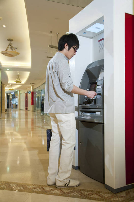 东方人,一个人,商店,站,竖图,彩色,室内,白天,侧面,时尚,快乐,纯洁,消费,取款机,商场,北京,中国,亚洲,仅一个男性,仅一个人,商品,图片,购物袋,首都,休闲装,顾客,衣服,休闲,活力,可爱,乐趣,童年,童趣,摄影,生活方式,等待,优美,取款,童真,atm机,东亚,烂漫,无邪,自动柜员机,中华人民共和国,北京市,京,北平,华北地区,朝阳区,天真,自动取款机,男人,男性,年轻男性,亚洲人,中国人,年轻人,休闲活动,全身,购物中心,北京CBD,北京商务中心区,世贸天阶,中国北京大北窑,商业活动,bj174