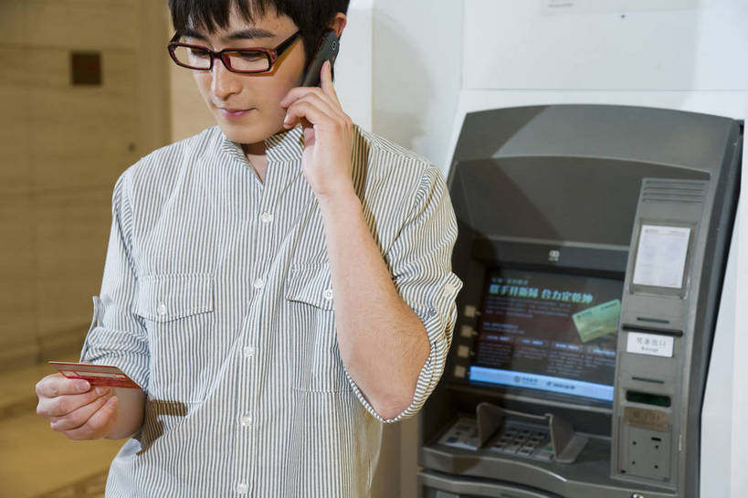 东方人,一个人,商店,站,打电话,横图,彩色,室内,白天,正面,时尚,快乐,纯洁,信用卡,消费,取款机,商场,手机,北京,中国,亚洲,仅一个男性,仅一个人,商品,图片,购物袋,首都,休闲装,顾客,衣服,休闲,活力,可爱,乐趣,童年,童趣,摄影,生活方式,等待,优美,取款,童真,atm机,东亚,烂漫,无邪,自动柜员机,中华人民共和国,北京市,京,北平,华北地区,朝阳区,天真,银行卡,自动取款机,男人,男性,年轻男性,亚洲人,中国人,年轻人,休闲活动,半身,购物中心,北京CBD,北京商务中心区,世贸天阶,中国北京大北窑,商业活动,bj174