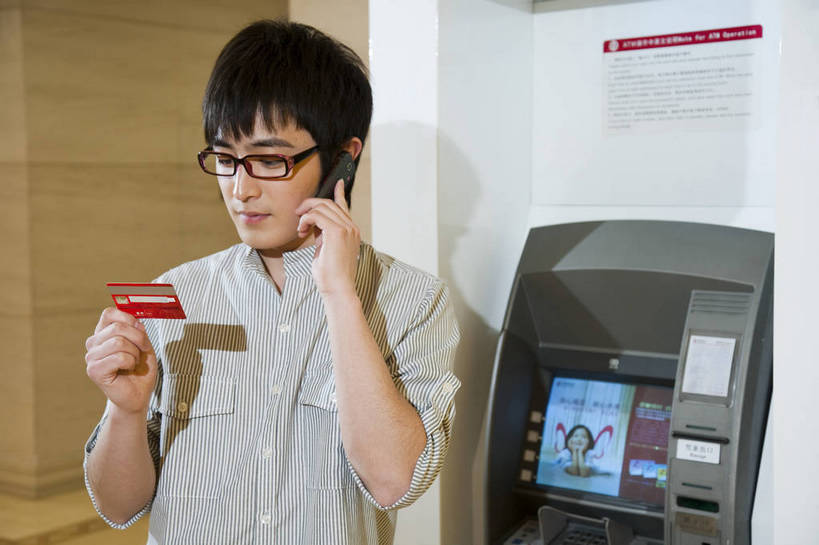 东方人,一个人,商店,站,打电话,横图,彩色,室内,白天,正面,时尚,快乐,纯洁,信用卡,消费,取款机,商场,手机,北京,中国,亚洲,仅一个男性,仅一个人,商品,图片,购物袋,首都,休闲装,顾客,衣服,休闲,活力,可爱,乐趣,童年,童趣,摄影,生活方式,等待,优美,取款,童真,atm机,东亚,烂漫,无邪,自动柜员机,中华人民共和国,北京市,京,北平,华北地区,朝阳区,天真,银行卡,自动取款机,男人,男性,年轻男性,亚洲人,中国人,年轻人,休闲活动,半身,购物中心,北京CBD,北京商务中心区,世贸天阶,中国北京大北窑,商业活动,bj174