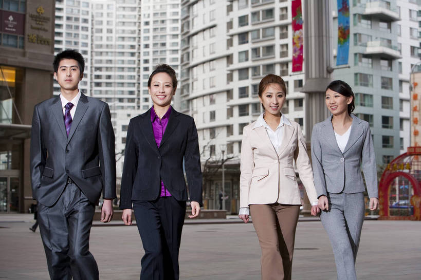 东方人,伙伴,商务人士,办公室,微笑,横图,彩色,室外,白天,正面,衬衫,商务,时尚,快乐,友谊,纯洁,成功,合作,团队,信心,建筑,商场,写字楼,北京,中国,亚洲,正装,工作,图片,领带,首都,许多人,注视,职业装,现代,行走,观察,看,一群人,职业,聊天,活力,可爱,童年,童趣,自信,摄影,生活方式,观看,盘发,察看,场所,关注,同伴,商务中心,外景,童真,东亚,烂漫,无邪,中华人民共和国,北京市,京,北平,华北地区,朝阳区,交流,天真,友情,男人,男性,年轻男性,年轻女性,女人,女性,亚洲人,中国人,年轻人,半身,西服,办公,北京CBD,北京商务中心区,世贸天阶,中国北京大北窑,bj174