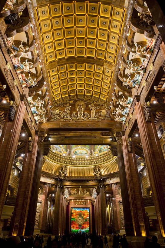 寺庙,宫殿,竖图,彩色,室内,白天,旅游,度假,名胜古迹,标志建筑,地标,建筑,中国,亚洲,游客,游人,遗迹,图片,屋顶,景观,建筑群,灯光,古典,豪华,古迹,文物,娱乐,建设,梵宫,古建筑,江苏,无锡,祥符寺,壁画,享受,休闲,灵山,旅游胜地,放松,摄影,宗教,神圣,中国文化,金碧辉煌,古文明,东亚,中华人民共和国,庄严,旅行,传统文化,bj174