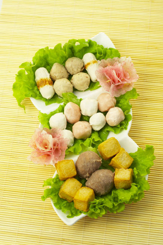 海鲜,无人,竖图,室内,蔬菜,静物,餐具,切片,新鲜,肉,鱼肉,食品,丸子,餐盘,美食,肉类,饮食,鱼丸,食物,装饰物,有机食品,绿色食品,点缀,鱼豆腐,清新,水灵,肉食,虾丸,鱼竹轮,健康食品,生鲜,鱼卷,萝卜花,海产,影棚拍摄,竹轮,牛肉丸,花枝丸,墨鱼丸,bj174