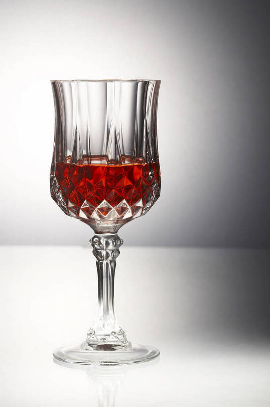 葡萄酒,无人,竖图,静物,杯子,餐具,花纹,透明,雕刻,高脚杯,工具,商品,纹理,水晶,饮品,酒水,洋酒,饮料,一个,红色,酒杯,容器,酒精饮料,高贵,样式,格调,玻璃杯,晶莹,奢华,bj174