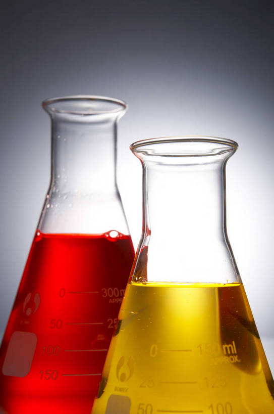 无人,竖图,彩色,特写,白色背景,技术,静物,玻璃,研究,透明,科学,化学,工具,烧瓶,试剂,液体,锥形瓶,实验室,两个,黄色,红色,科研,精确,严谨,bj174