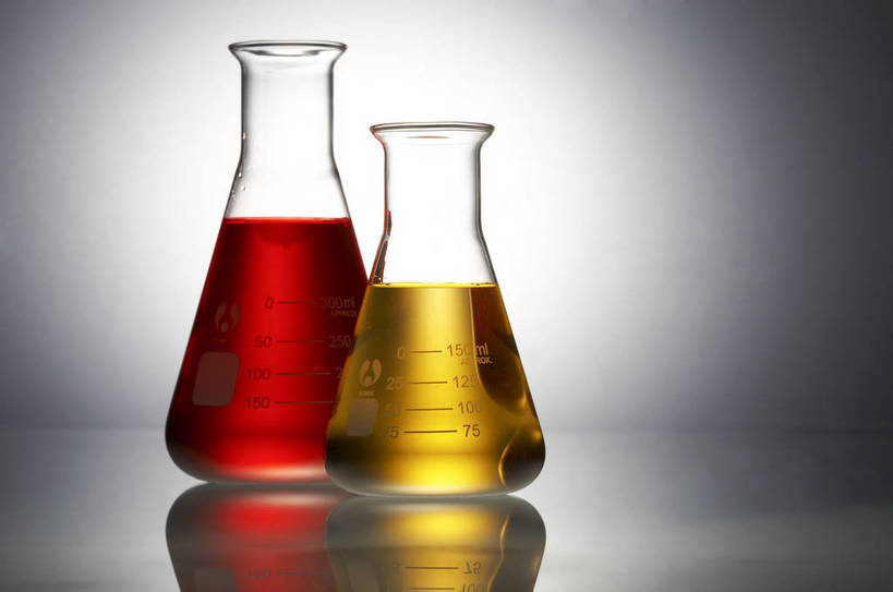 无人,横图,彩色,白色背景,技术,静物,玻璃,研究,透明,科学,化学,工具,烧瓶,试剂,液体,锥形瓶,实验室,两个,黄色,红色,科研,精确,严谨,bj174