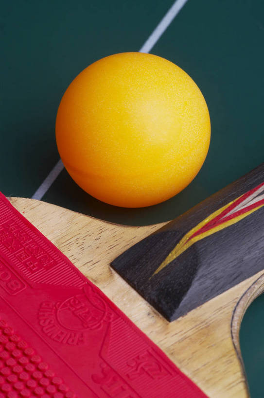 无人,竖图,彩色,棚拍,比赛,运动,竞争,静物,组合,材质,墨绿色,球拍,球类运动,生活,质地,娱乐,黄色,红色,白色,黑色,休闲,健康,积极,激情,爱好,激烈,荣誉,周末,乐观,乒乓球,台面,玩耍,休假,奥运会,运动器材,bj174