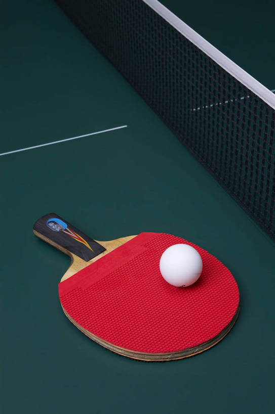 无人,竖图,彩色,棚拍,比赛,运动,竞争,静物,组合,材质,球网,墨绿色,球拍,球类运动,生活,质地,娱乐,黄色,红色,白色,黑色,休闲,健康,积极,激情,爱好,激烈,荣誉,周末,乐观,乒乓球,台面,玩耍,休假,奥运会,运动器材,bj174