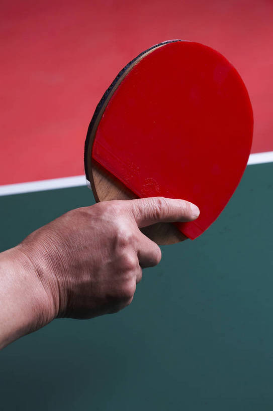 手,无人,竖图,彩色,棚拍,比赛,运动,竞争,静物,握,组合,材质,墨绿色,球拍,球类运动,生活,质地,娱乐,黄色,红色,白色,黑色,休闲,健康,积极,激情,握着,技巧,协调,动作,爱好,激烈,荣誉,周末,乐观,技能,配合,乒乓球,台面,接触,玩耍,休假,奥运会,运动器材,bj174