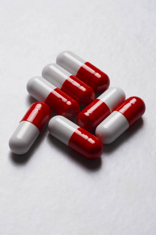 无人,竖图,特写,棚拍,静物,药,医学,药丸,补品,胶囊,药片,红色,白色,药品,吃药,多个,健康,生病,清晰,治疗,药物,医疗,疾病,维生素,舒缓,剂量,bj174